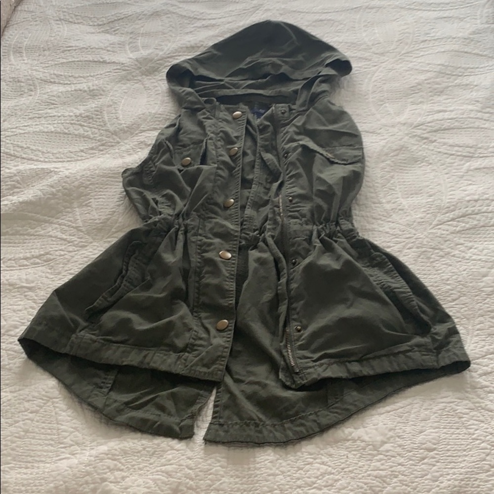 Sleeveless hooded jacket
